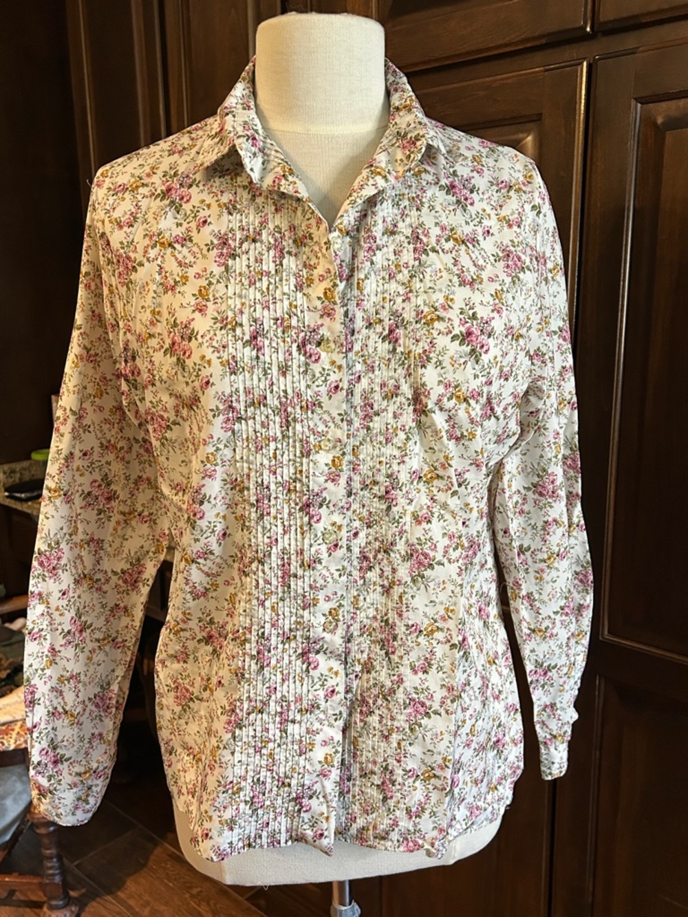 Pant-Her Sz M Floral Cottage Core Button-Down Shirt in Cream and Pink